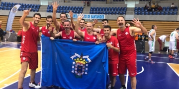 Jugadores de la escuadra del Real Club Marítimo de Melilla, en la celebración de su título nacional.