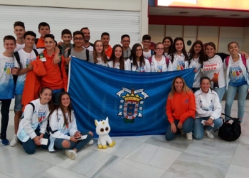 Jugadoras de ambas escuadras estudiantiles, en el aeropuerto de nuestra ciudad