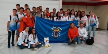 Jugadoras de ambas escuadras estudiantiles, en el aeropuerto de nuestra ciudad