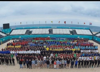 Todos los equipos participantes en estas competición europea posaron sobre el terreno principal de la localidad portuguesa de Nazaré