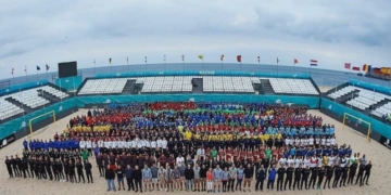 Todos los equipos participantes en estas competición europea posaron sobre el terreno principal de la localidad portuguesa de Nazaré