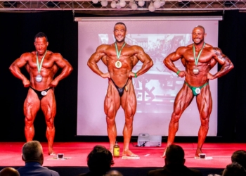 El melillense, en el centro, con su medalla de campeón de Andalucía.