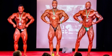 El melillense, en el centro, con su medalla de campeón de Andalucía.