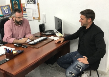 El nuevo entrenador azulino, en la charla con el presidente del club, Luisma Rincón.