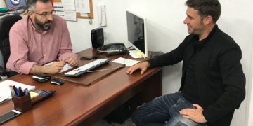 El nuevo entrenador azulino, en la charla con el presidente del club, Luisma Rincón.