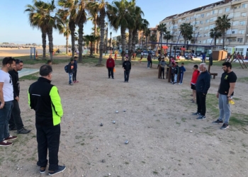 Jugadores de nuestra ciudad jugando una partido en una de las playas melillenses.