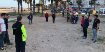 Jugadores de nuestra ciudad jugando una partido en una de las playas melillenses.