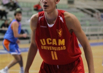 El nuevo jugador del Enrique Soler vistiendo la elástica del Ucam Murcia.