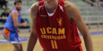 El nuevo jugador del Enrique Soler vistiendo la elástica del Ucam Murcia.