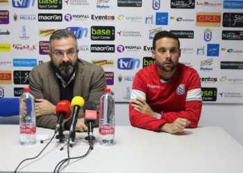 El técnico jienense junto al presidente de la UD Melilla, Luisma Rincón en una de las ruedas de prensa de la pasada temporada liguera.