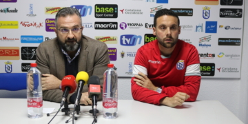 El técnico jienense junto al presidente de la UD Melilla, Luisma Rincón en una de las ruedas de prensa de la pasada temporada liguera.