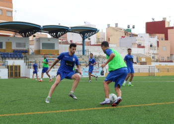 El jugador melillense, a la izquierda, en una de las sesiones de entrenamientos de esta temporada.