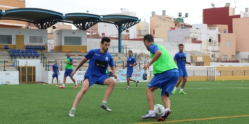 El jugador melillense, a la izquierda, en una de las sesiones de entrenamientos de esta temporada.