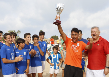 Jugadores del cuadro infantil del Melilla, en la entrega de trofeos.