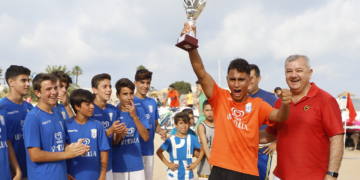 Jugadores del cuadro infantil del Melilla, en la entrega de trofeos.