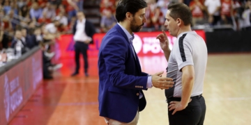 Alejandro Alcoba, en el diálogo con uno de los árbitros.