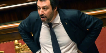 FER103. ROMA (ITALIA), 13/06/2018.- El ministro de Interior italiano, Matteo Salvini, da un discurso sobre el rescate del barco Aquarius en la Cámara Baja del Parlamento italiano, en Roma (Italia) hoy 13 de junio de 2018. EFE/ Ettore Ferrari