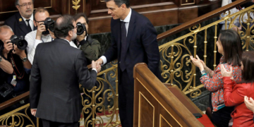 GRAF1011. MADRID (ESPAÑA), 01/06/2018.- El secretario general del PSOE Pedro Sánchez, saluda presidente del gobierno Mariano rajoy, en el hemiciclo del Congreso tras el debate de la moción de censura presentada por su partido. EFE/Emilio Naranjo***POOL***