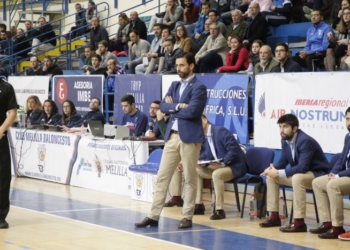 El técnico melillense, junto a sus ayudantes en uno de los partidos de esta temporada.
