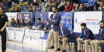 El técnico melillense, junto a sus ayudantes en uno de los partidos de esta temporada.