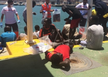 Traen a Melilla a 76 personas rescatadas en el mar y los cadáveres de otros cuatro migrantes