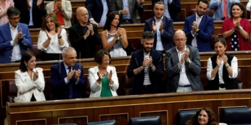 GRAF7930 MADRID, 27/7/2018.-El Grupo Socialista aplaude a la ministra de Hacienda, María Jesús Montero,abajo, tras su su intervención ante el pleno que hoy debate el techo de gasto de 2019 que se eleva a 125.064 millones de euros, un 4,4 % superior al de 2018, y vota los nuevos objetivos de déficit y deuda pública para el período 2019-2021.EFE/Juan Carlos Hidalgo