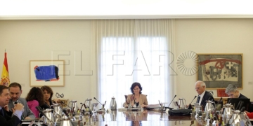 GRAF429. MADRID, 29/06/2018.- La vicepresidenta del Gobierno, ministra de Presidencia, Relaciones con las Cortes e Igualdad, Carmen Calvo (c), preside la reunión del Consejo de Ministros celebrada hoy en Moncloa. EFE/Presidencia del Gobierno/César P. Sendra