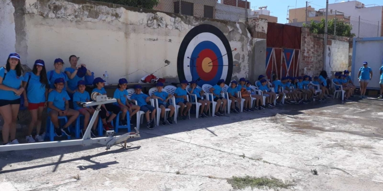 Las Colonias Urbanas de Cáritas se adentran en el tiro con arco