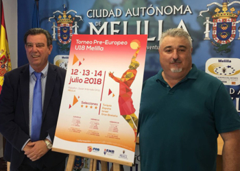 El consejero de Deportes, Antonio Miranda, junto al presidente de la Federación Melillense de Baloncesto, Javi Almansa, en el acto de presentación del torneo.