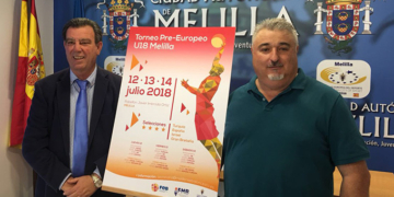 El consejero de Deportes, Antonio Miranda, junto al presidente de la Federación Melillense de Baloncesto, Javi Almansa, en el acto de presentación del torneo.