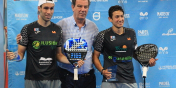 El consejero de Deportes, Antonio Miranda, flanqueado por los campeones del Melilla Challenger 2018, el granadino Javier Ruiz y el melillense Uri Botello.