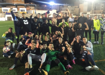 El conjunto juvenil del Torreblanca CF festejó por todo lo alto su ascenso a la Liga Nacional Juvenil tras proclamarse campeón de la liga local