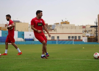 Luis Carrión golpea el balón recordando sus tiempos de jugador en las filas de la escuadra azulina.