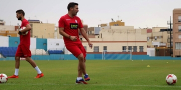 Luis Carrión golpea el balón recordando sus tiempos de jugador en las filas de la escuadra azulina.