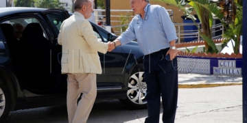 GRAF6677. MELILLA, 09/07/2018.- El defensor del Pueblo en funciones Francisco Fernandez Marugan (i) durante su visita al centro de estancia temporal de inmigrantes (CETI) de Melilla. EFE/ Francisco García Guerrero