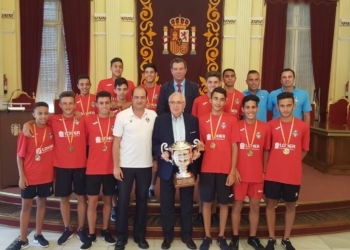 El presidente de la Ciudad Autónoma de Melilla, Juan José Imbroda, posa con el trofeo de Campeón de España de Fútbol Playa Cadete conseguido por el Torreblanca Club de Fútbol.
