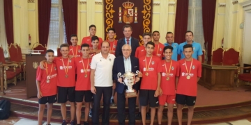 El presidente de la Ciudad Autónoma de Melilla, Juan José Imbroda, posa con el trofeo de Campeón de España de Fútbol Playa Cadete conseguido por el Torreblanca Club de Fútbol.