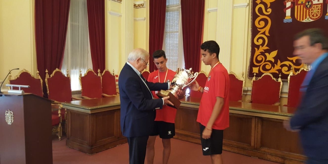 imbroda lee la placa del trofeo conseguido por los jóvenes jugadores melillenses.