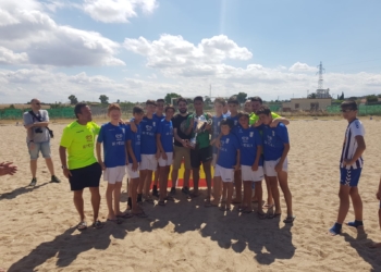 La escuadra infantil azulina, junto al trofeo de subcampeones de España.