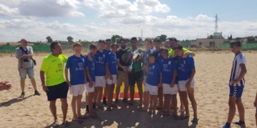 La escuadra infantil azulina, junto al trofeo de subcampeones de España.