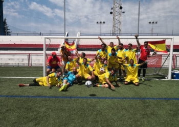 El conjunto del CD Tercio celebró el título y también los trofeos a Juan Carlos Amar, como portero menos goleado, a Tarek Ouhabi, como máximo goleador, y a De la Torre, como más veterano.