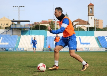 Álex Cruz abandona la Unión Deportiva Melilla y jugará el próximo curso en las filas del Atlético Sanluqueño CF.