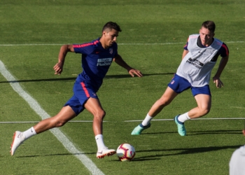 El melillense, a la derecha, en una de las sesiones de entrenamientos con el primer equipo.