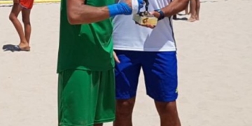 El jugador melillense, José Cintas, recibe un premio del seleccionador nacional, Joaquín Alonso.