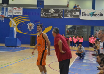 El base del cuadro estudiantil, con el balón, junto al técnico del equipo, Javier Nieto.