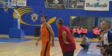 El base del cuadro estudiantil, con el balón, junto al técnico del equipo, Javier Nieto.