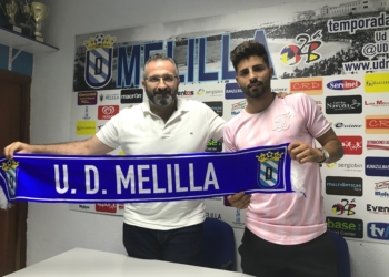 El jugador unionista, junto al presidente del club, Luisma Rincón, en su presentación.