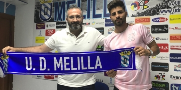 El jugador unionista, junto al presidente del club, Luisma Rincón, en su presentación.