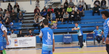 Sánchez Flor, en su banquillo del pabellón Javier Imbroda Ortiz.