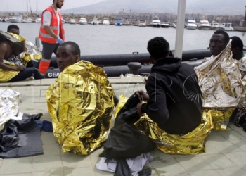 GRA331. MELILLA, 19/05/2017.- Un efectivo de la Cruz Roja atiende esta tarde a varios de los 24 inmigrantes de origen subsahariano después de que la patera con la que intentaban llegar a Melilla haya naufragado. El rescate se ha producido en las inmediaciones de Aguadú (al norte de Melilla), y los inmigrantes han sido trasladados al puerto deportivo en la embarcación del GEAS de la Guardia Civil. EFE/F.G.GUERRERO